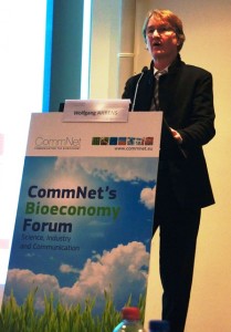 I.Family project co-ordinator Prof. Dr. Wolfgang Ahrens accepting the CommNet Impact Award